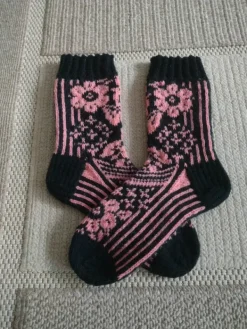 New Kirjoneulesukat 37-38