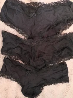 New H&M Kolmet mustat stringi-alushousut