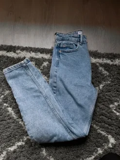 Stradivarius Korkeavyötäröiset farkut