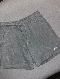 Hot Nike Korkeavyötäröiset college shortsit