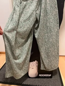 Outlet Pull & Bear Kukkahaalari