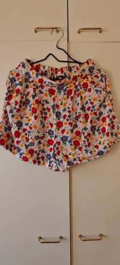 Hot Gina Tricot Kukkashortsit