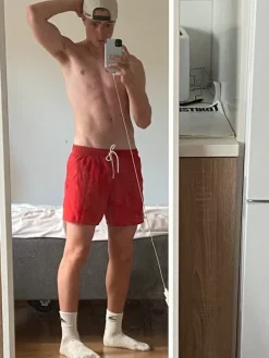 New Lacoste punaiset uimashortsit, koko M – kesän komeimmille rantapäiville