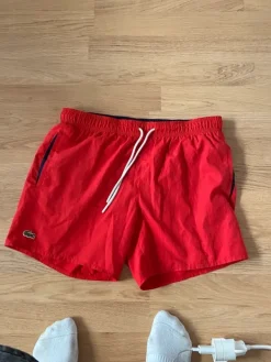 New Lacoste punaiset uimashortsit, koko M – kesän komeimmille rantapäiville