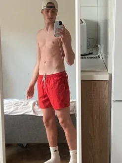 New Lacoste punaiset uimashortsit, koko M – kesän komeimmille rantapäiville