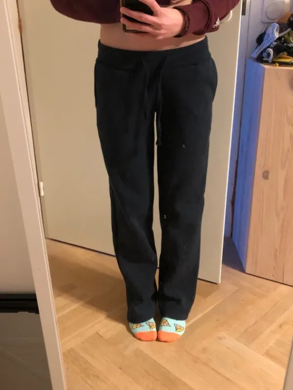 Lager 157 tummansiniset low waist collegehousut