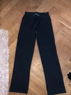 Lager 157 tummansiniset low waist collegehousut