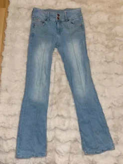 Online Bershka Leveälahkaiset farkut