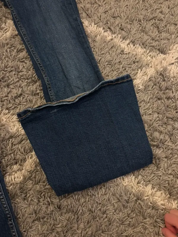 Outlet Bershka Leveälahkeiset farkut