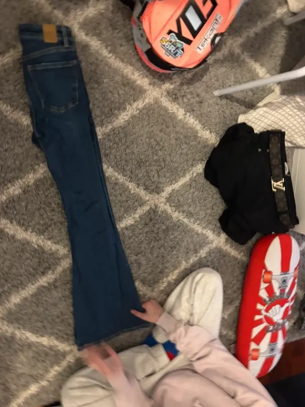 Outlet Bershka Leveälahkeiset farkut