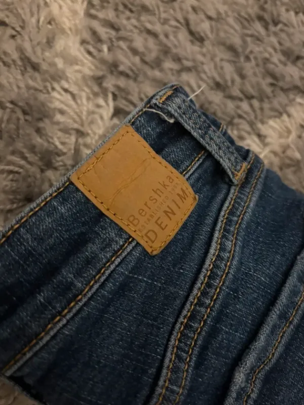 Outlet Bershka Leveälahkeiset farkut