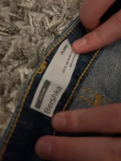 Outlet Bershka Leveälahkeiset farkut