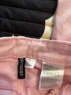 New Leveälahkeiset farkut