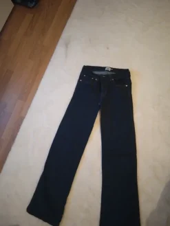 Clearance Leveälahkeiset farkut