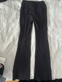 Discount Leveälahkeiset housut