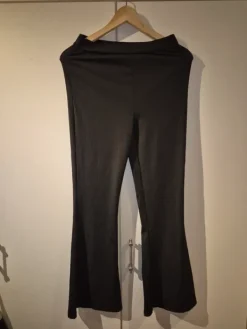 Online Leveälahkeiset housut