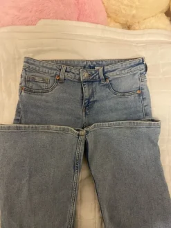 Sale H&M Leveälahkeiset low waist farkut