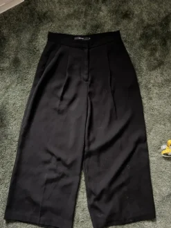 Best Leveälahkeiset suorat housut