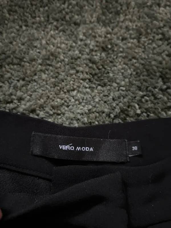 Best Leveälahkeiset suorat housut