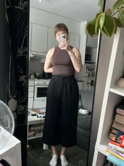 Best Leveälahkeiset suorat housut