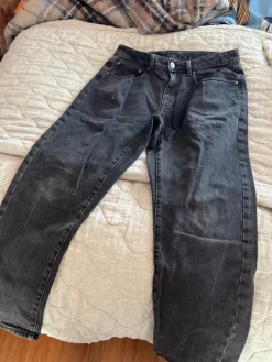 Clearance Leveän malliset farkut