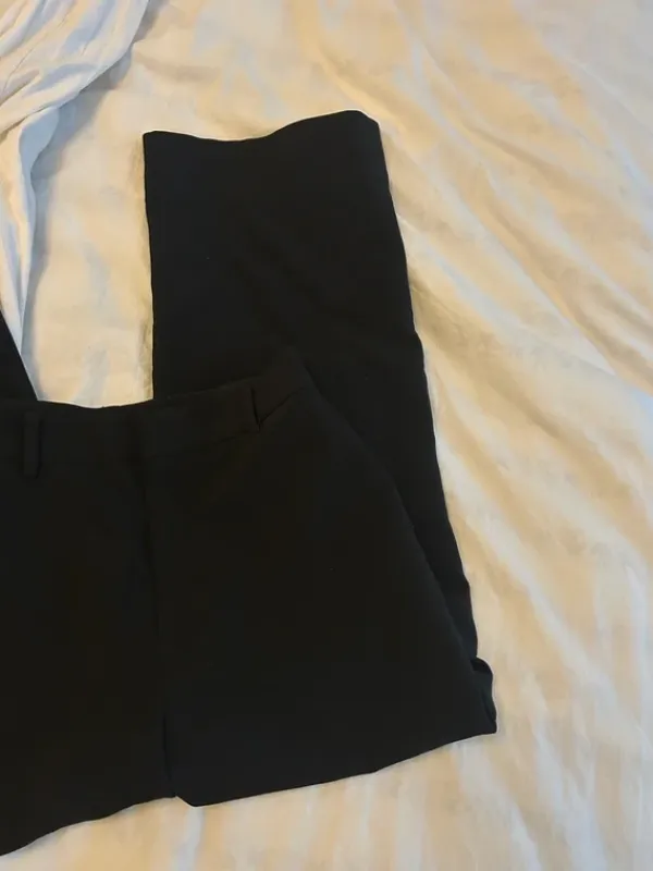 Clearance Leveät mustat housut