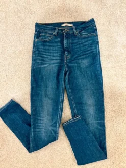 Clearance Levis tummansiniset farkut