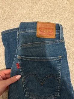 Clearance Levis tummansiniset farkut