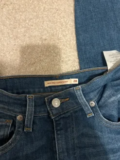 Clearance Levis tummansiniset farkut