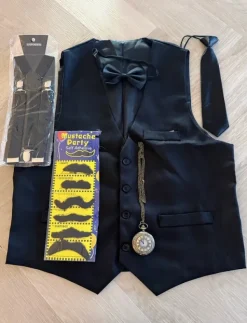 Hot Liivi, solmio, rusetti, henkselit, taskukello ja viikset