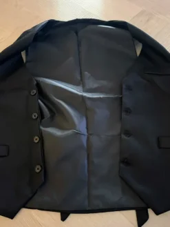 Hot Liivi, solmio, rusetti, henkselit, taskukello ja viikset