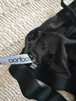 Boohoo Läpinäkyvät rintsikat