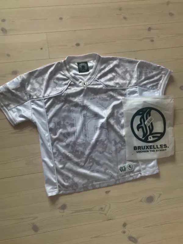 Hot Lukamachain pelipaita