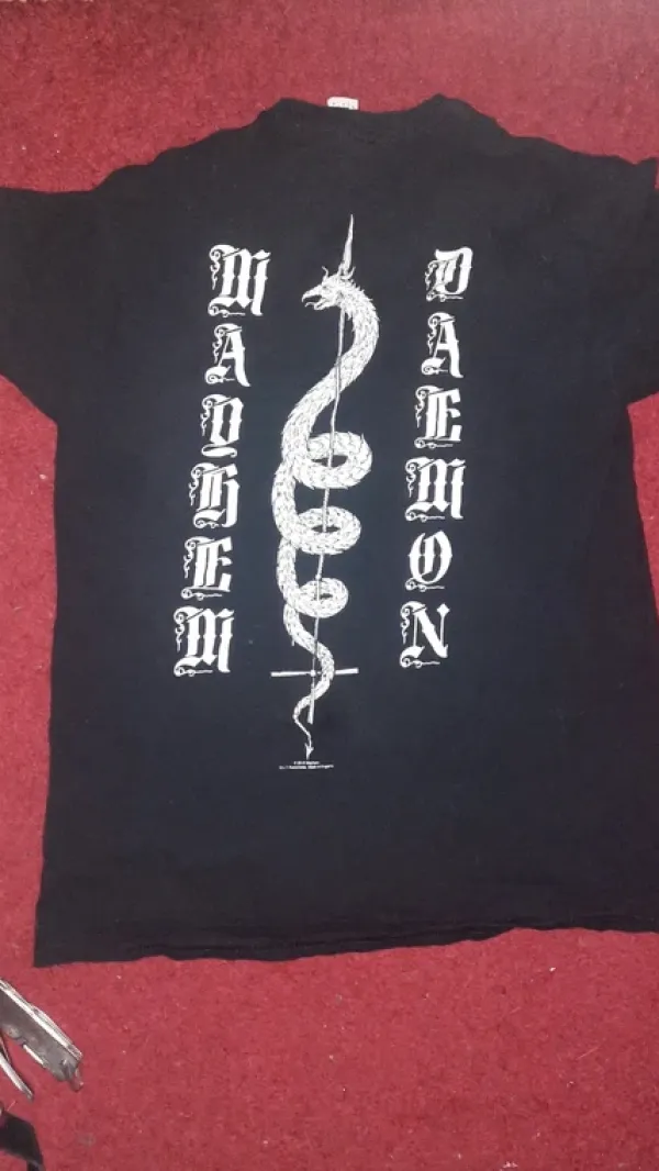 Outlet Mayhem T-paita