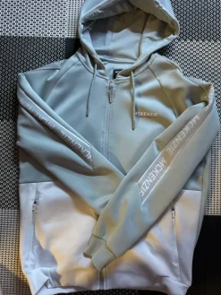 Hot McKenzie huppari