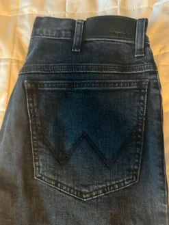 Clearance Wrangler Miesten farkut