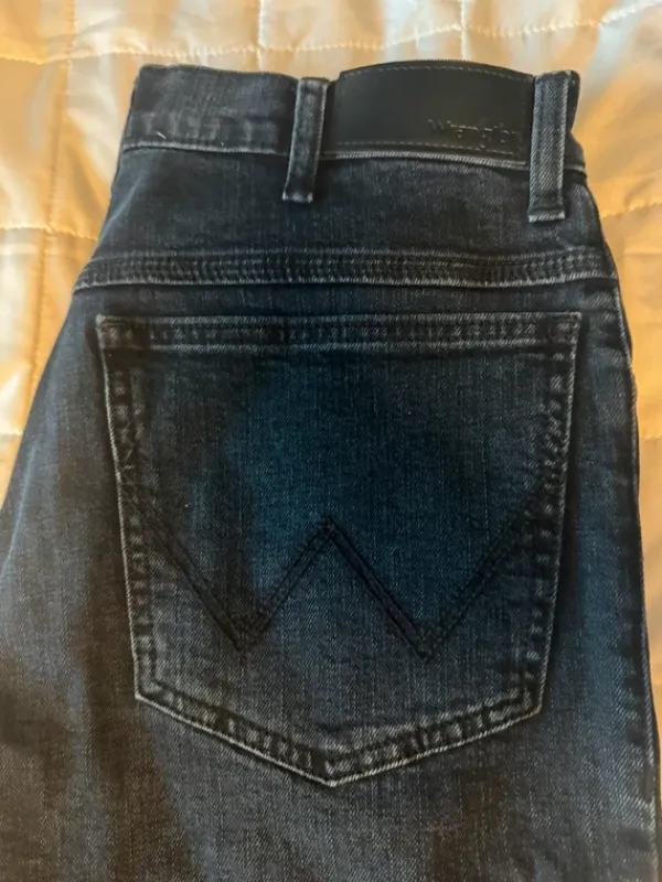 Clearance Wrangler Miesten farkut