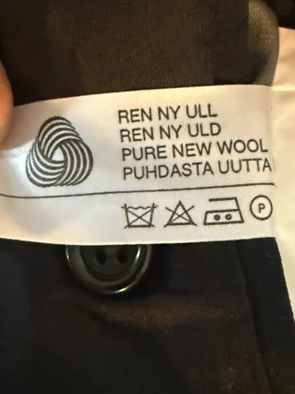 Outlet Miesten puku - musta