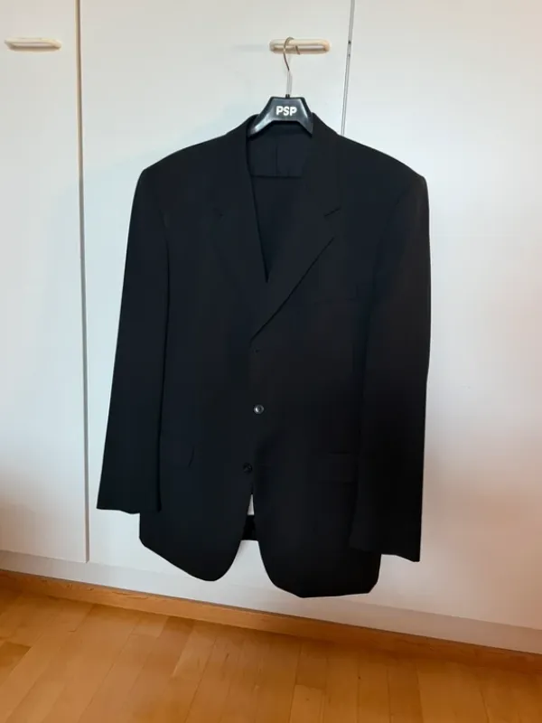 Outlet Miesten puku - musta