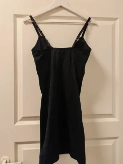 Hot H&M Muotoileva alusmekko