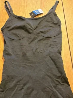 New Esmara Muotoileva toppi