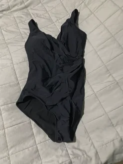 New Muotoileva uimapuku