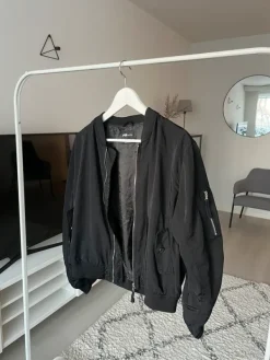 Online New Yorker Musta bomber takki