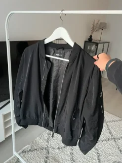 Online New Yorker Musta bomber takki