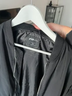 Online New Yorker Musta bomber takki