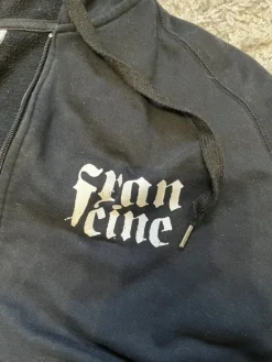 New sol's Musta huppari