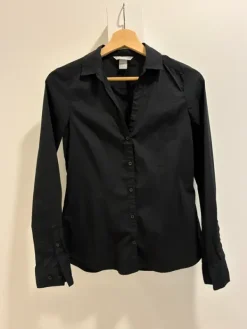 Best musta kauluspaita