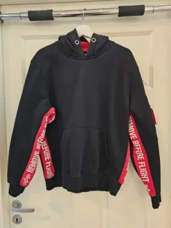 New Musta M koon huppari