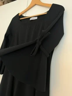 Best Musta mekko leveillä hihansuilla