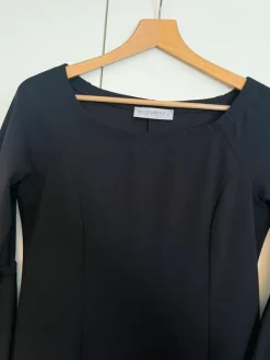 Best Musta mekko leveillä hihansuilla